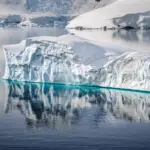 Iceberg grande come Roma si rompe in mare: le immagini satellitari fanno il giro del mondo