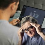 Usare ChatGPT può danneggiare la memoria e il cervello. Studi confermano che l’effetto persiste nel tempo