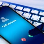 Perché mettere il cellulare sul comodino può influire sul tuo umore secondo gli esperti