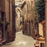 Non è una cartolina, ma sembra: il borgo scavato nel tufo che brilla d’oro in autunno