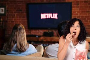 Helen Mirren e Pierce Brosnan protagonisti de Il club dei delitti del giovedì su Netflix